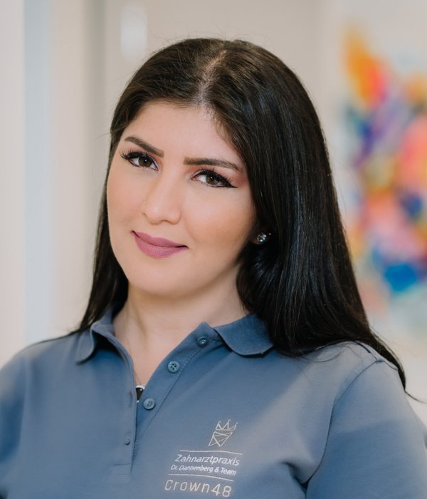 Rezeptionistin Emel Toma von Crown48