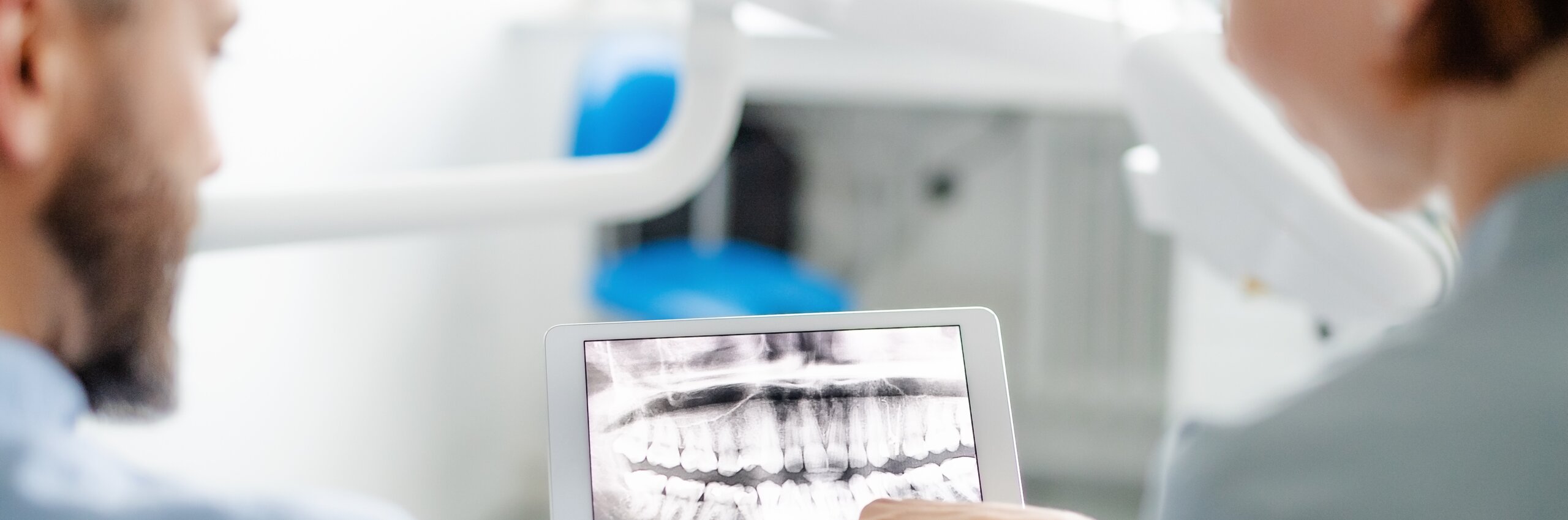 Zufriedener Patient nach digitaler Zahnbehandlung bei Crown48