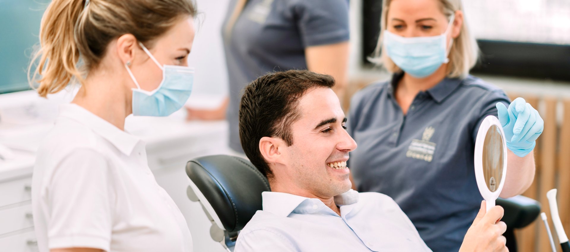 Zufriedener Patient nach digitaler Zahnbehandlung bei Crown48
