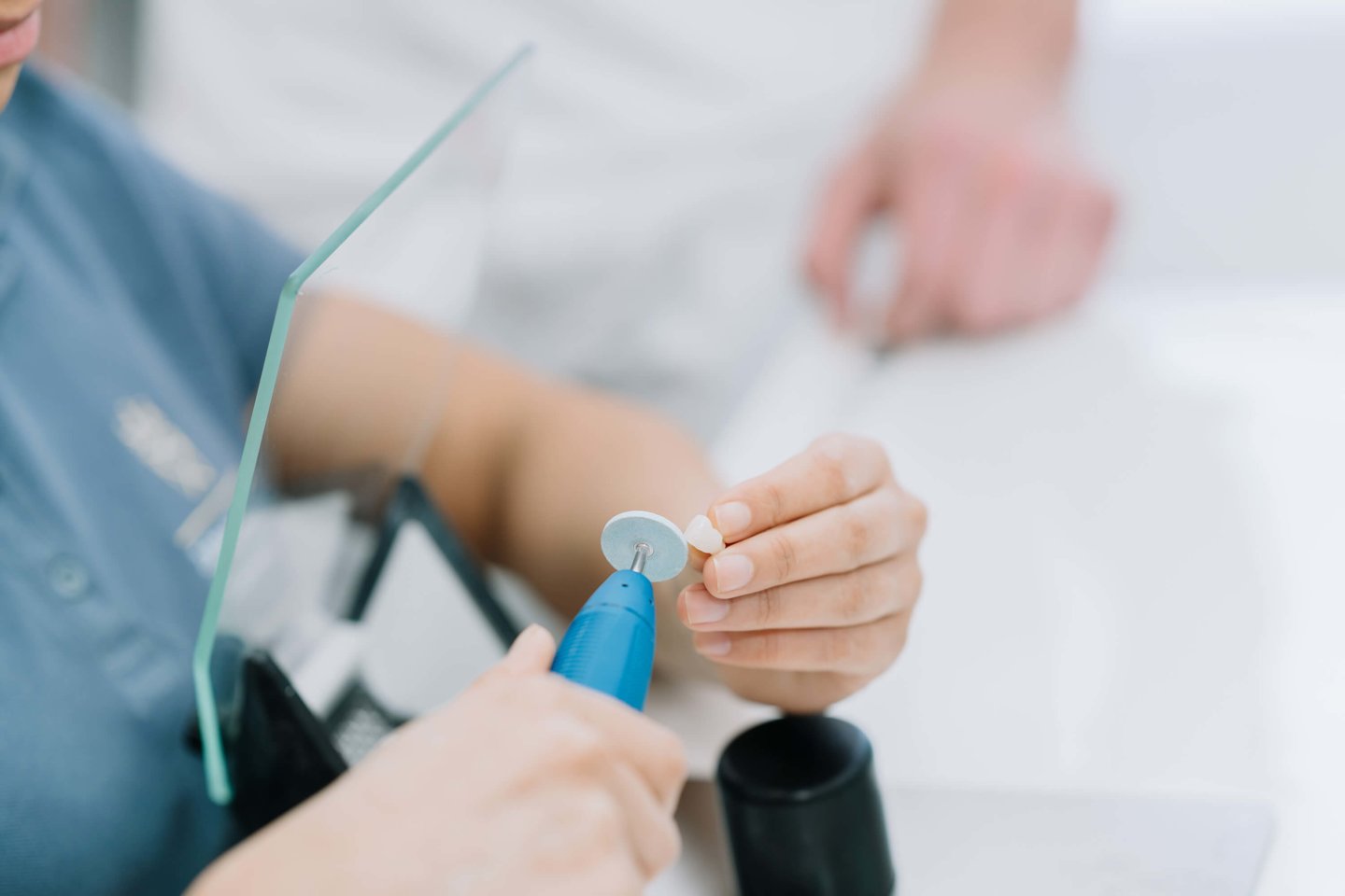 Zahn wird im Dentallabor geschliffen