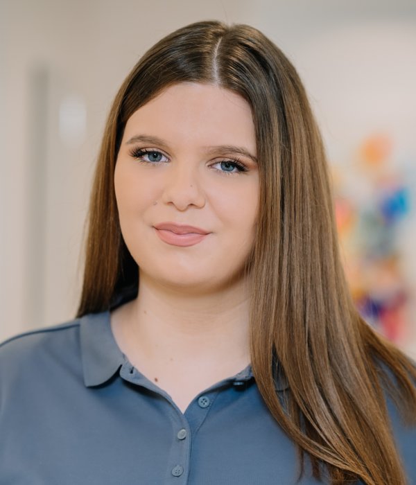 Zahnarztassistentin Edona Kurtaliq von Crown48